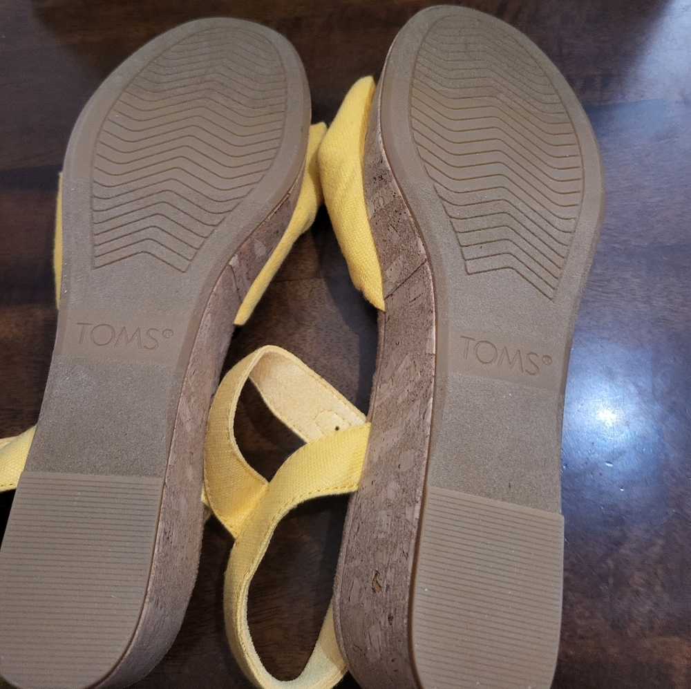 Toms Yellow Wedges - Picture 4 of 5